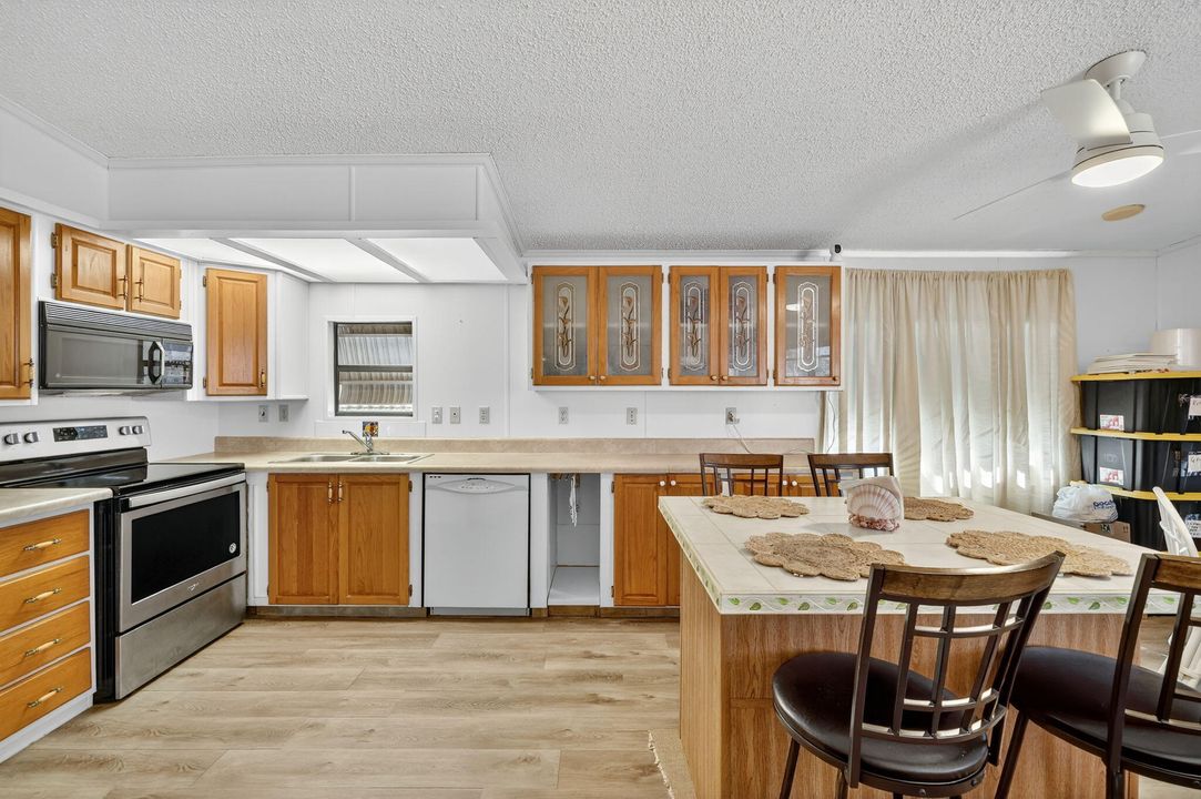 For Sale: $525,000 (1 beds, 1 baths, 948 Square Feet)