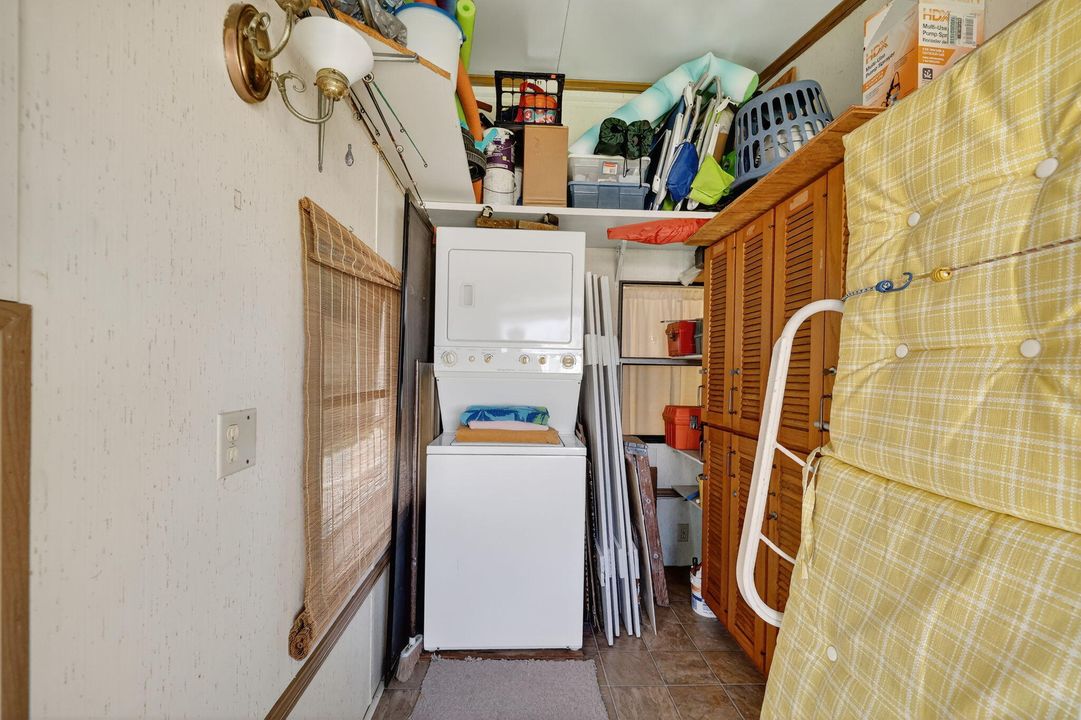 For Sale: $525,000 (1 beds, 1 baths, 948 Square Feet)