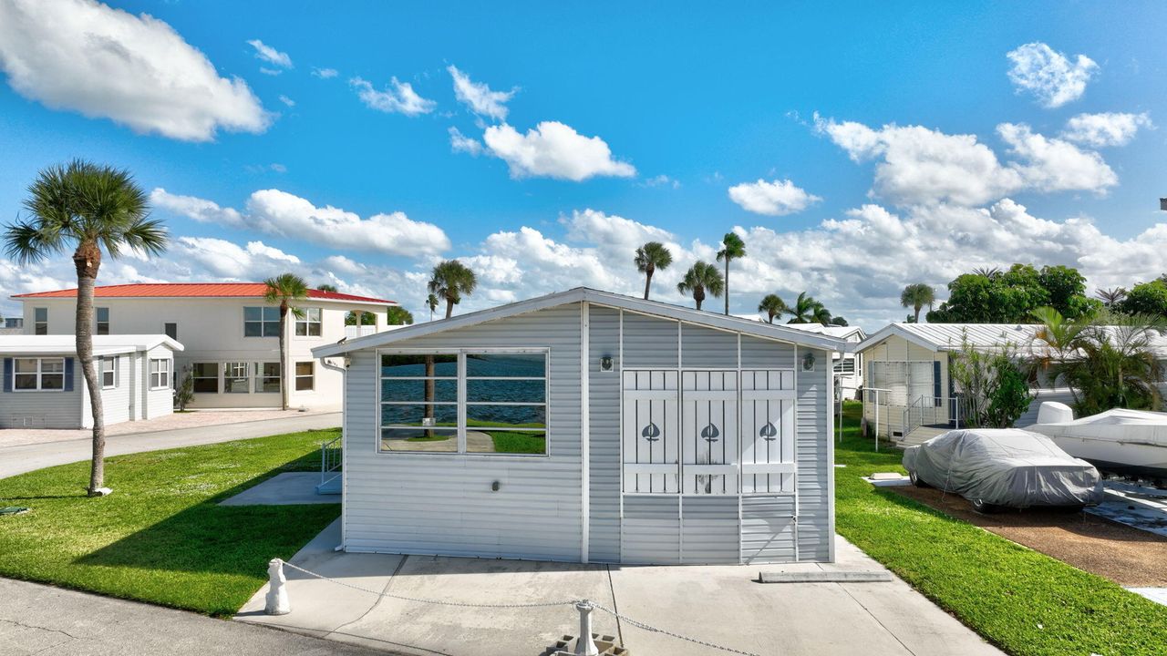 For Sale: $525,000 (1 beds, 1 baths, 948 Square Feet)