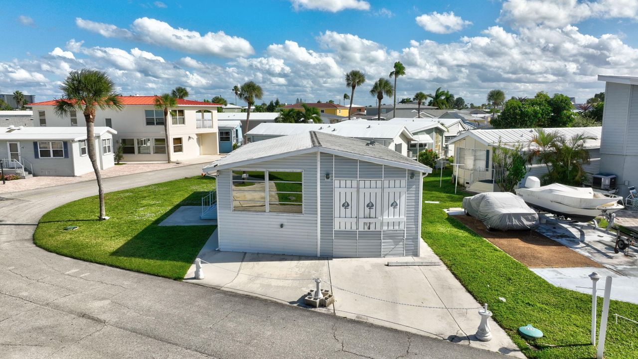 For Sale: $525,000 (1 beds, 1 baths, 948 Square Feet)