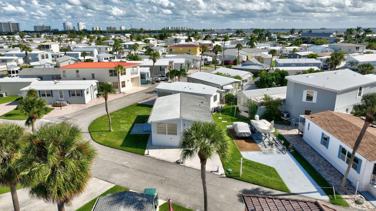 For Sale: $525,000 (1 beds, 1 baths, 948 Square Feet)