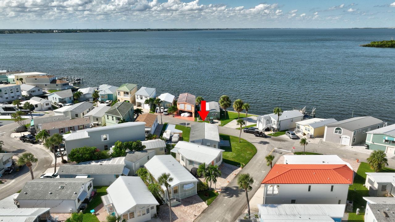 For Sale: $525,000 (1 beds, 1 baths, 948 Square Feet)