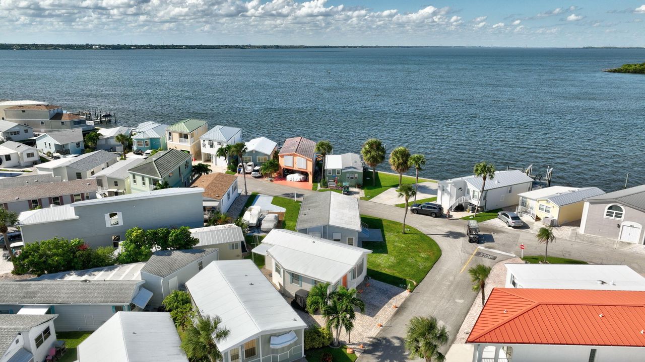 For Sale: $525,000 (1 beds, 1 baths, 948 Square Feet)