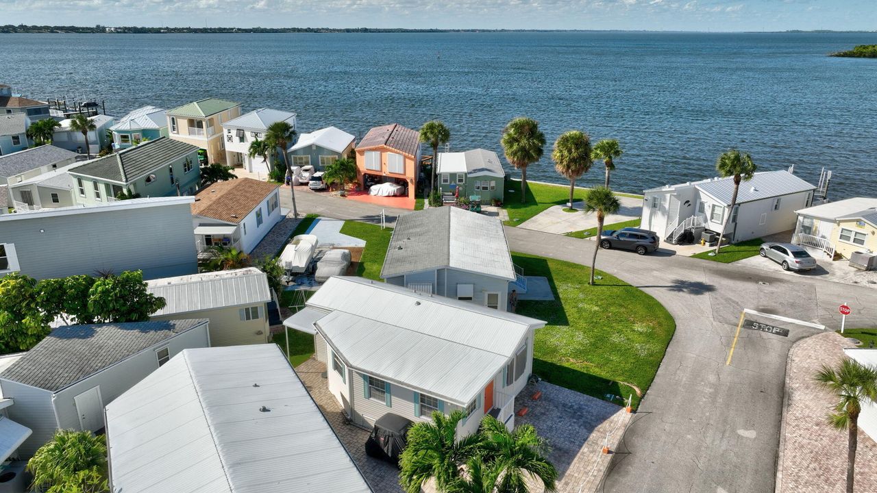 For Sale: $525,000 (1 beds, 1 baths, 948 Square Feet)