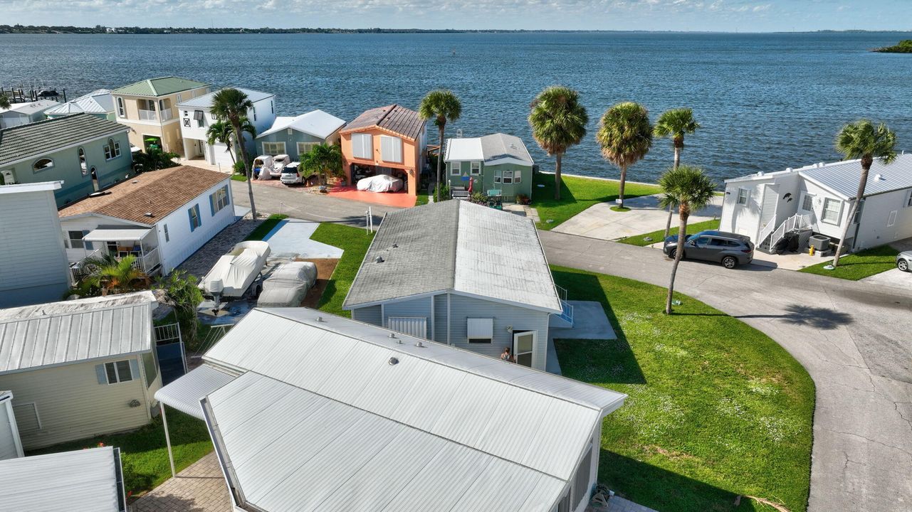 For Sale: $525,000 (1 beds, 1 baths, 948 Square Feet)