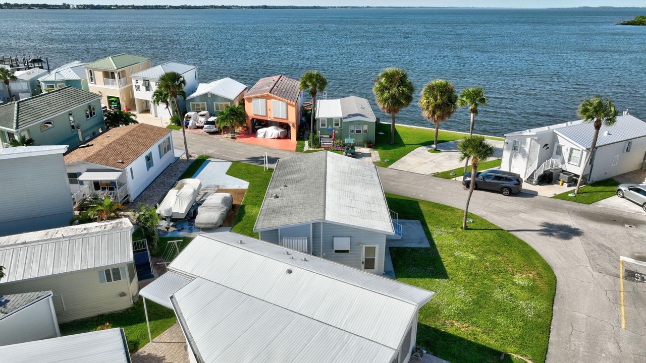 For Sale: $525,000 (1 beds, 1 baths, 948 Square Feet)