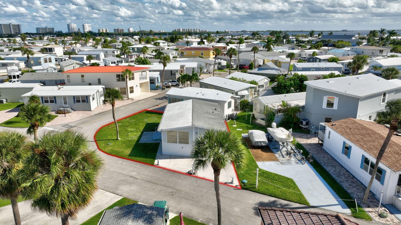 For Sale: $525,000 (1 beds, 1 baths, 948 Square Feet)