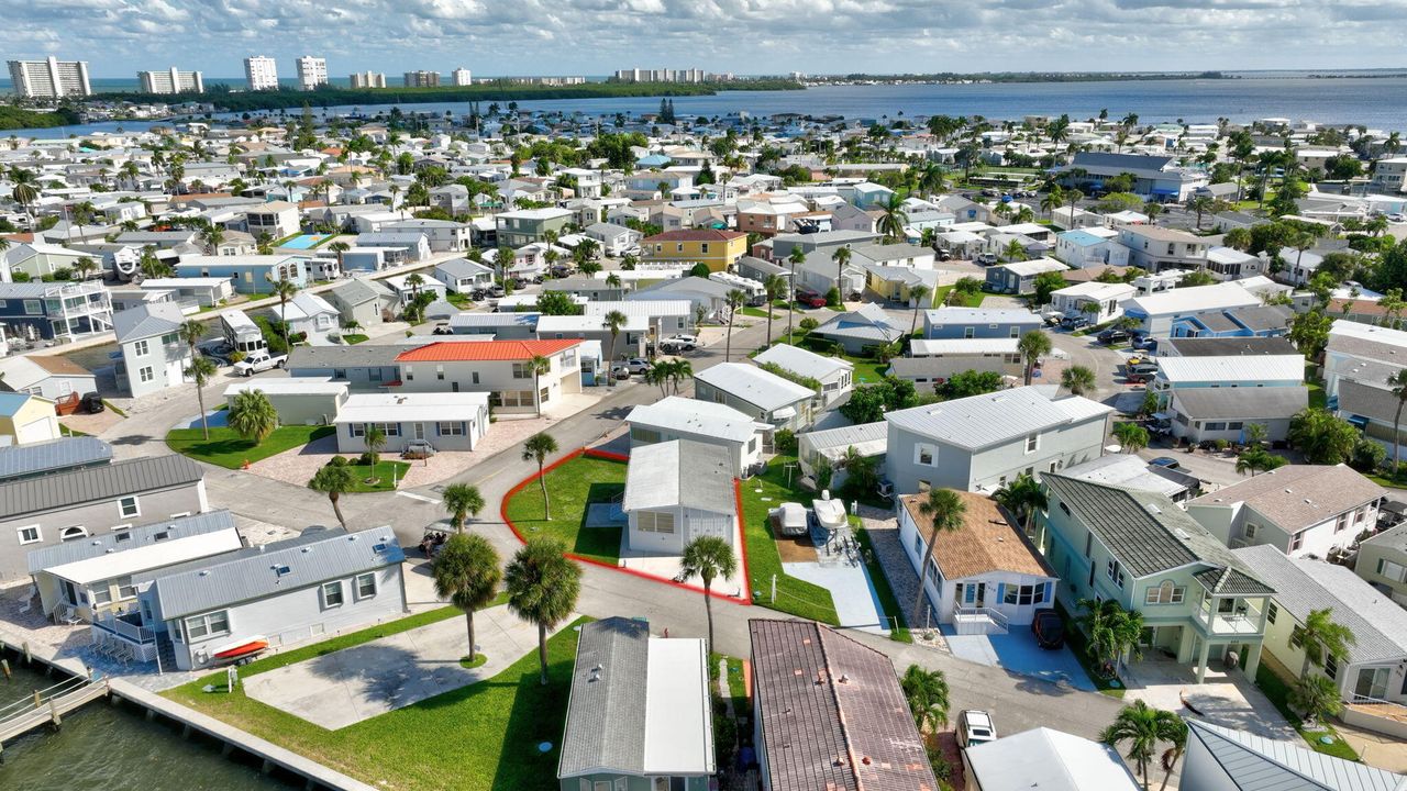 For Sale: $525,000 (1 beds, 1 baths, 948 Square Feet)