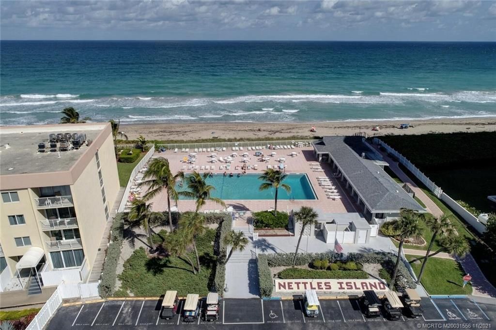 For Sale: $525,000 (1 beds, 1 baths, 948 Square Feet)