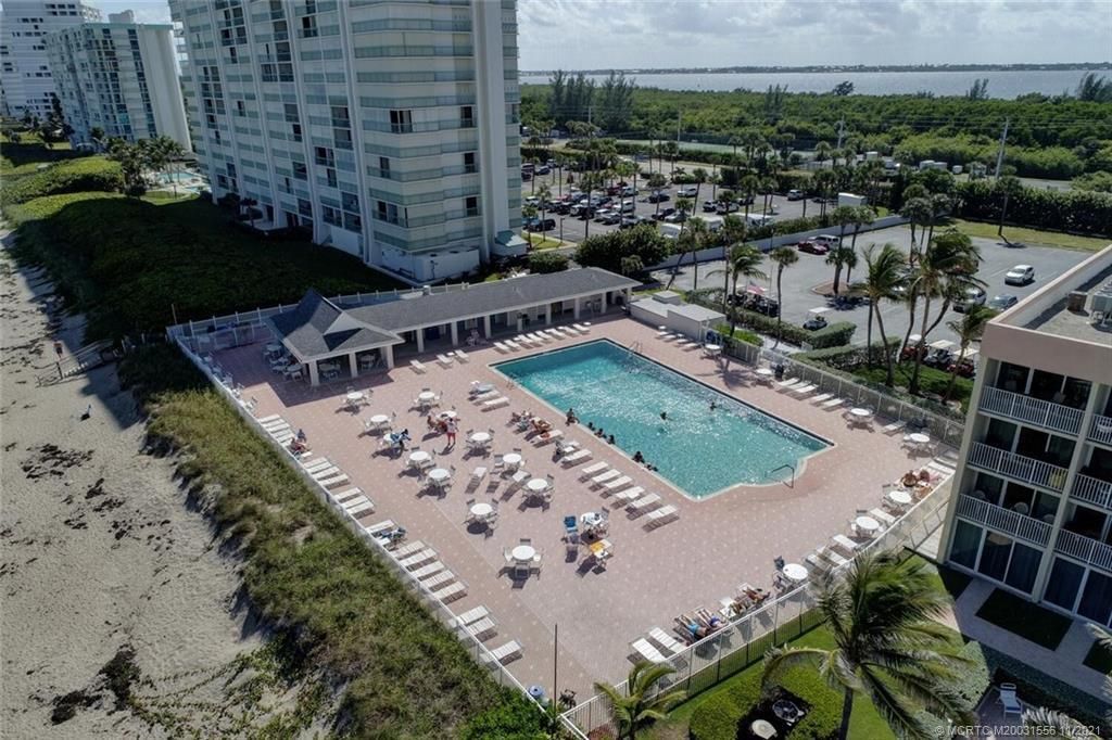 For Sale: $525,000 (1 beds, 1 baths, 948 Square Feet)