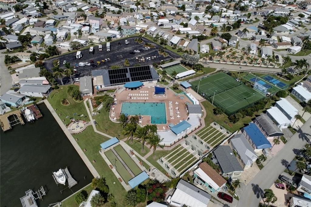 For Sale: $525,000 (1 beds, 1 baths, 948 Square Feet)