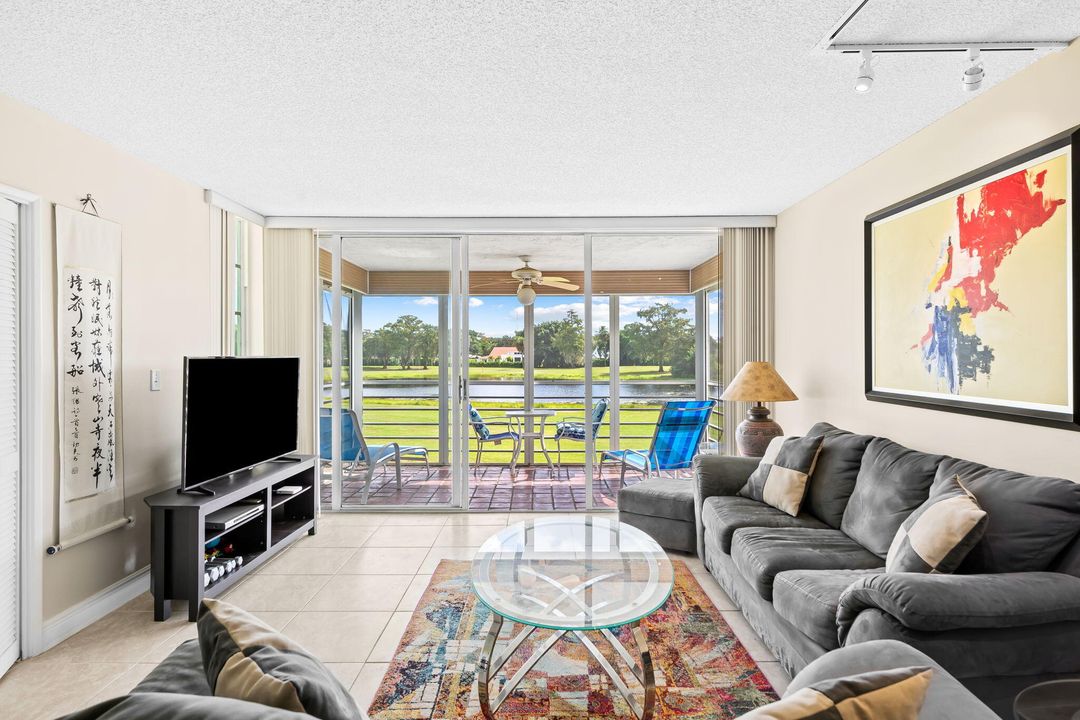 For Sale: $260,000 (2 beds, 2 baths, 1064 Square Feet)