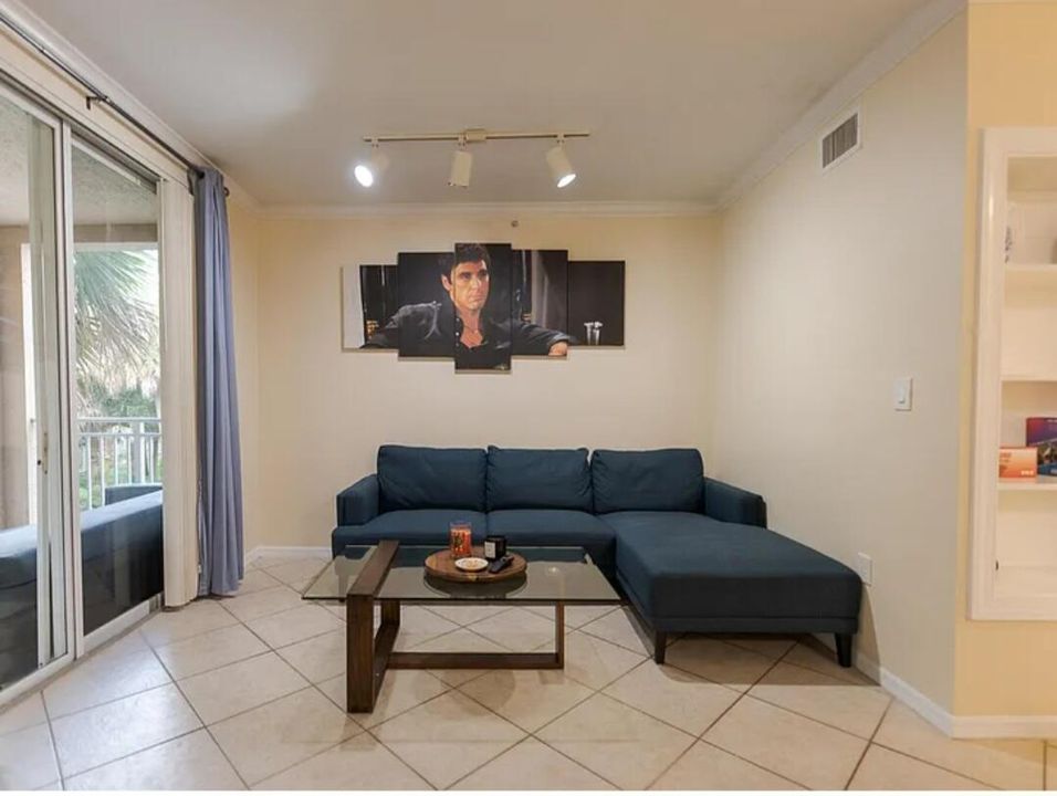 For Sale: $255,000 (1 beds, 1 baths, 863 Square Feet)