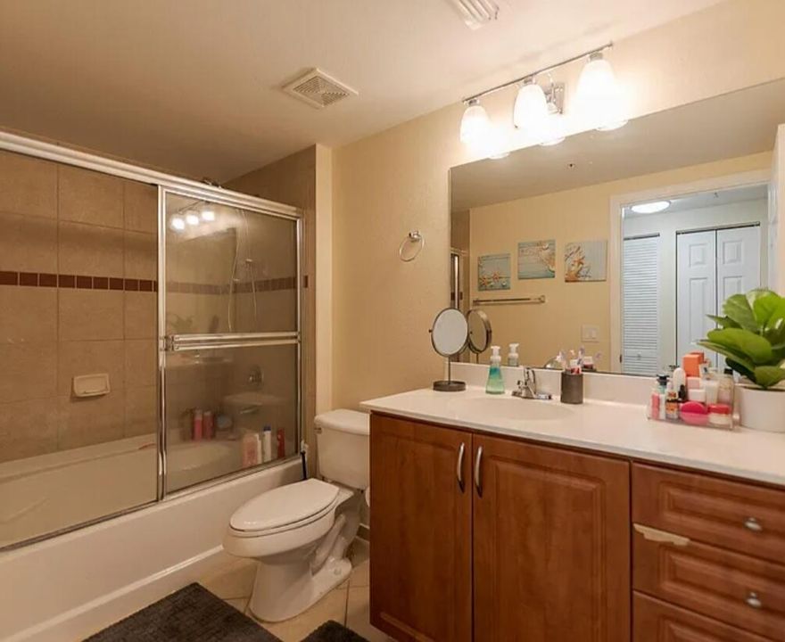 For Sale: $255,000 (1 beds, 1 baths, 863 Square Feet)
