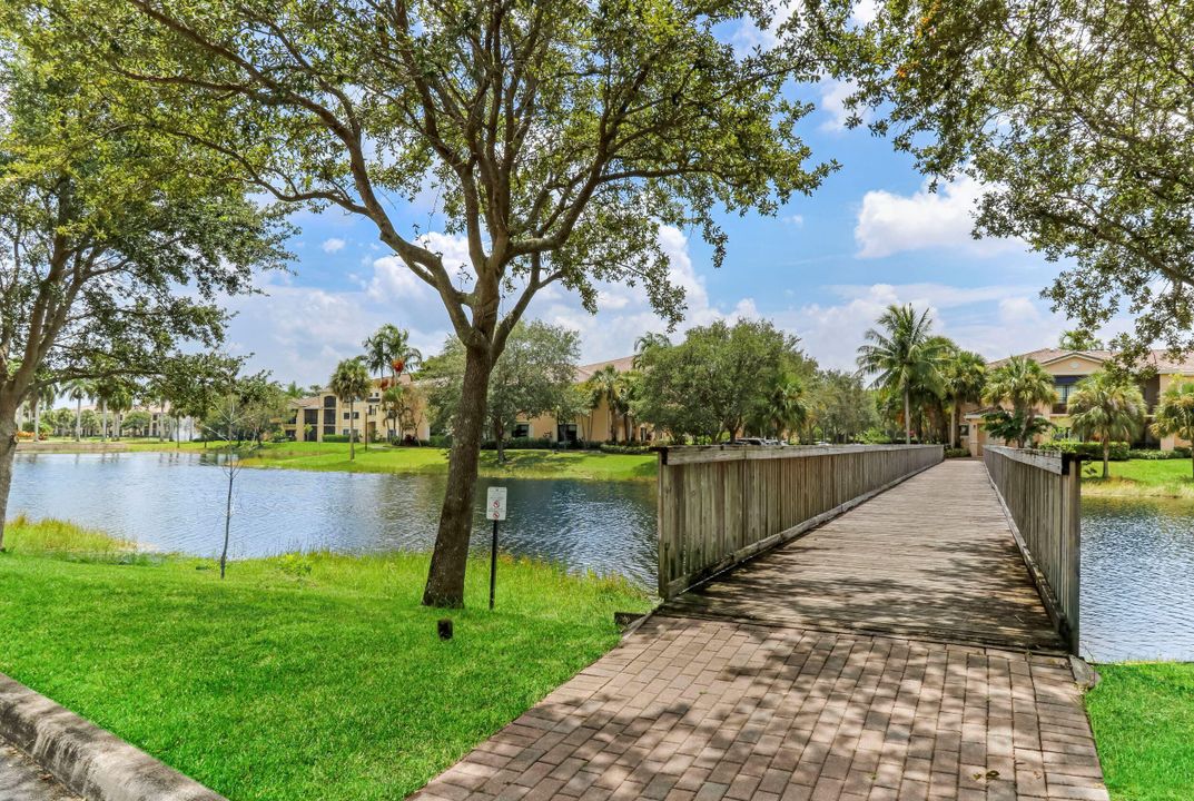 Под контрактом: $2,500 (2 спален, 2 ванн, 1070 Квадратных фут)