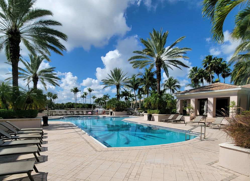 Под контрактом: $2,500 (2 спален, 2 ванн, 1070 Квадратных фут)