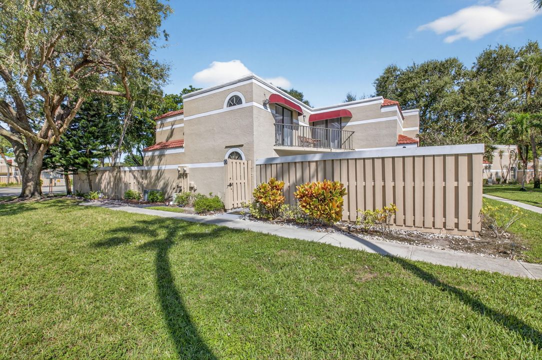 Active With Contract: $2,700 (3 beds, 3 baths, 1326 Square Feet)