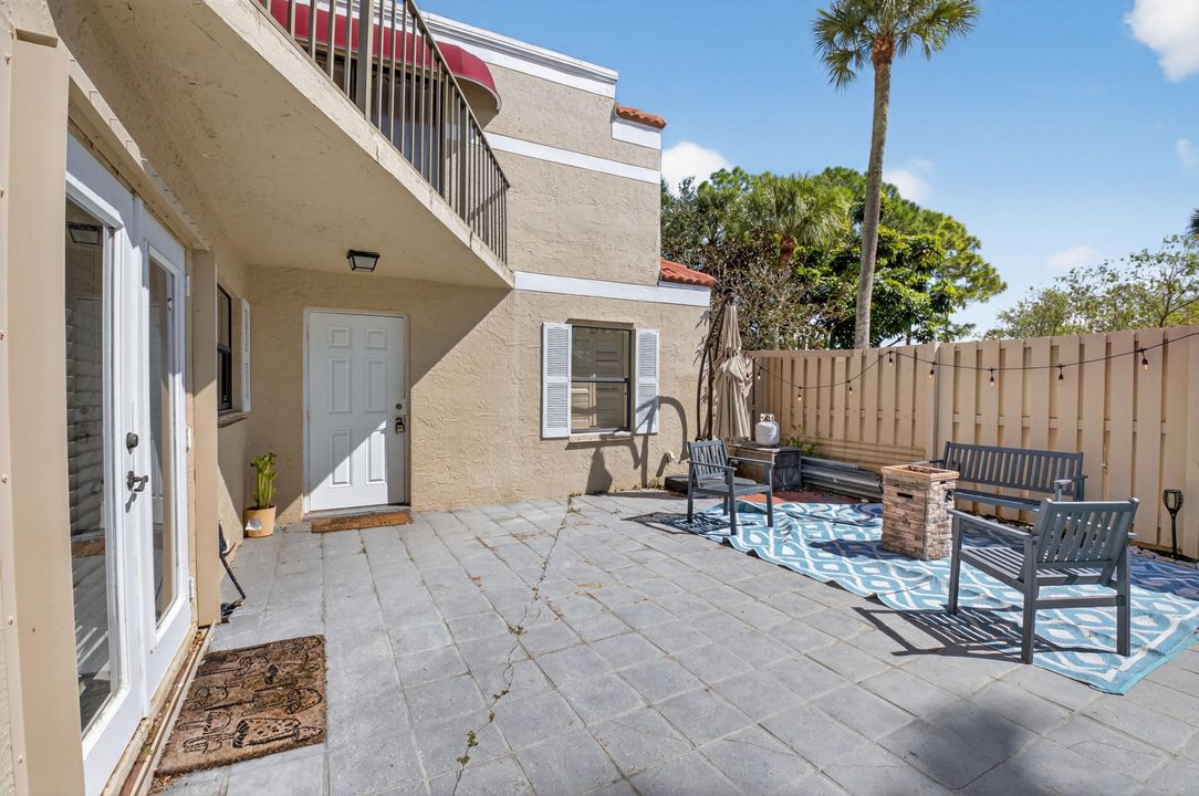 Active With Contract: $2,700 (3 beds, 3 baths, 1326 Square Feet)