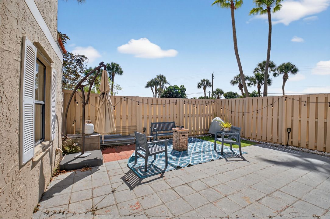 Active With Contract: $2,700 (3 beds, 3 baths, 1326 Square Feet)
