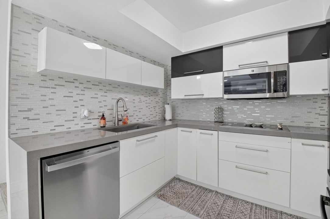 Active With Contract: $2,700 (3 beds, 3 baths, 1326 Square Feet)