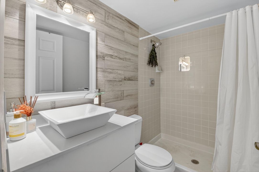 Active With Contract: $2,700 (3 beds, 3 baths, 1326 Square Feet)