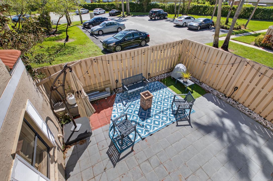 Active With Contract: $2,700 (3 beds, 3 baths, 1326 Square Feet)