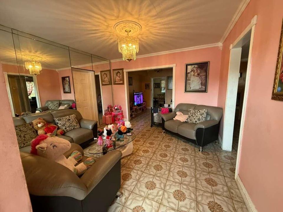 Active With Contract: $394,000 (2 beds, 1 baths, 1670 Square Feet)