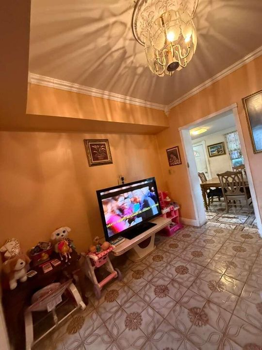 Active With Contract: $394,000 (2 beds, 1 baths, 1670 Square Feet)