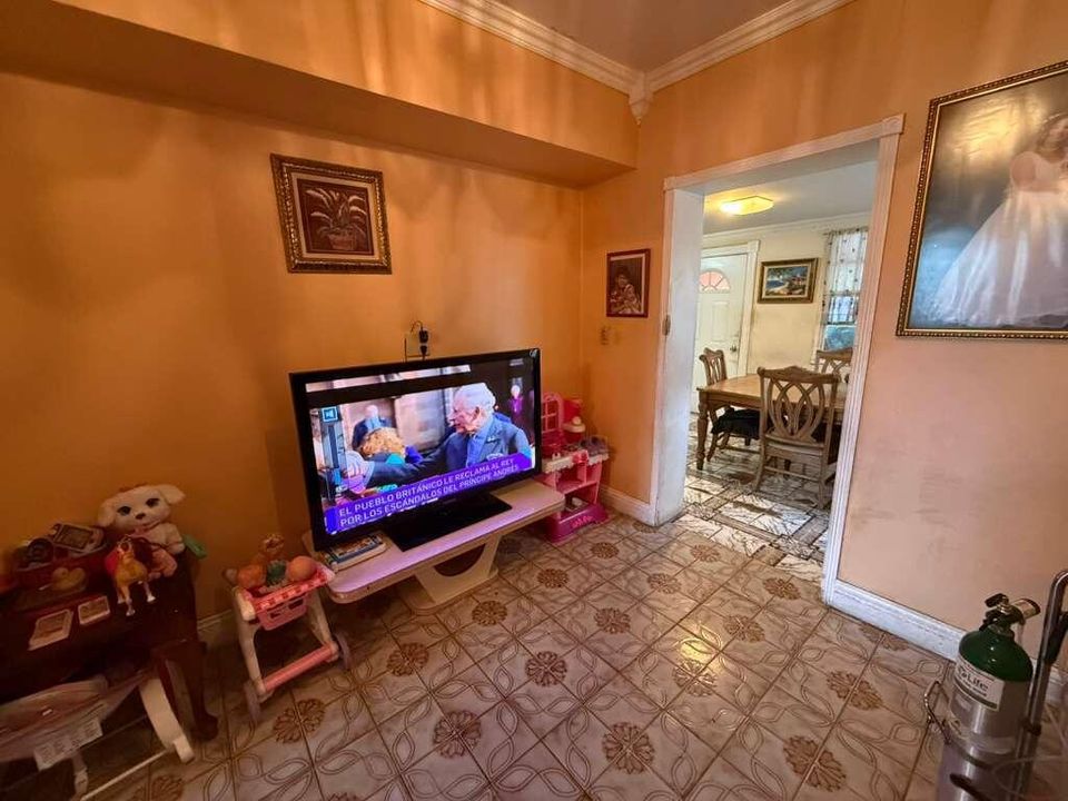 Active With Contract: $394,000 (2 beds, 1 baths, 1670 Square Feet)