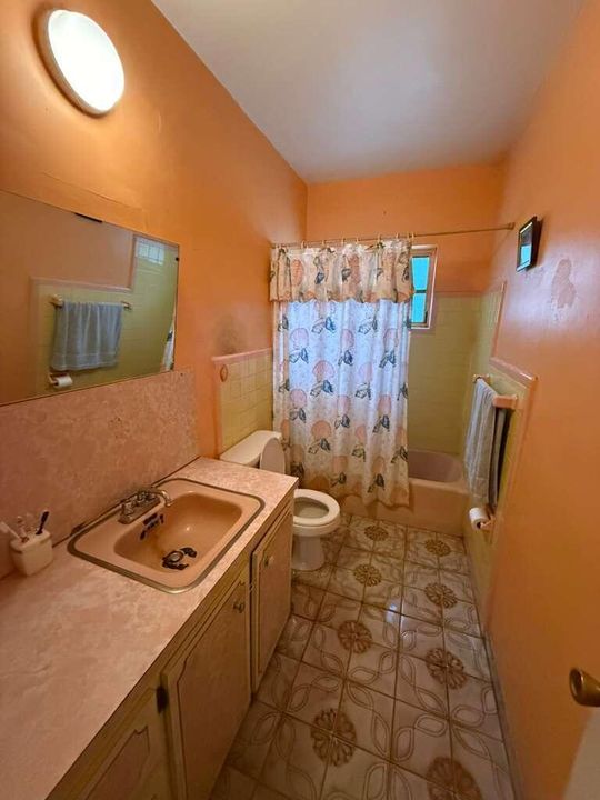 Active With Contract: $394,000 (2 beds, 1 baths, 1670 Square Feet)