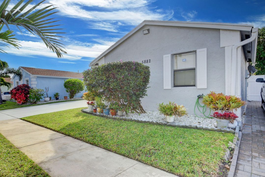 Active With Contract: $420,000 (3 beds, 2 baths, 1572 Square Feet)