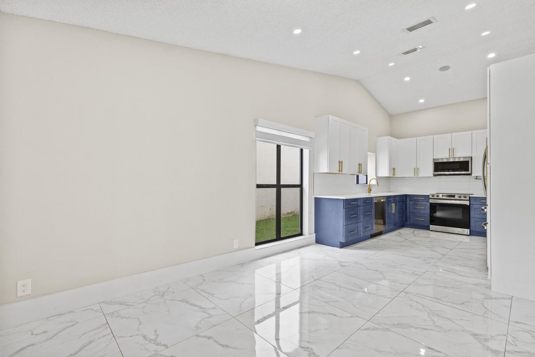 For Sale: $739,000 (3 beds, 3 baths, 1750 Square Feet)