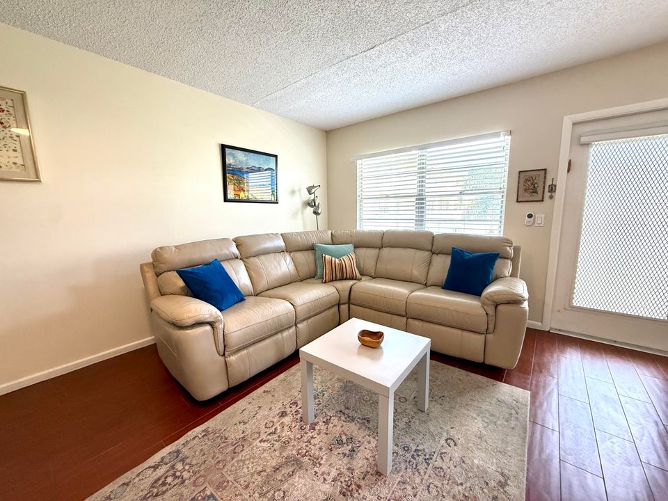 For Rent: $1,550 (2 beds, 1 baths, 840 Square Feet)