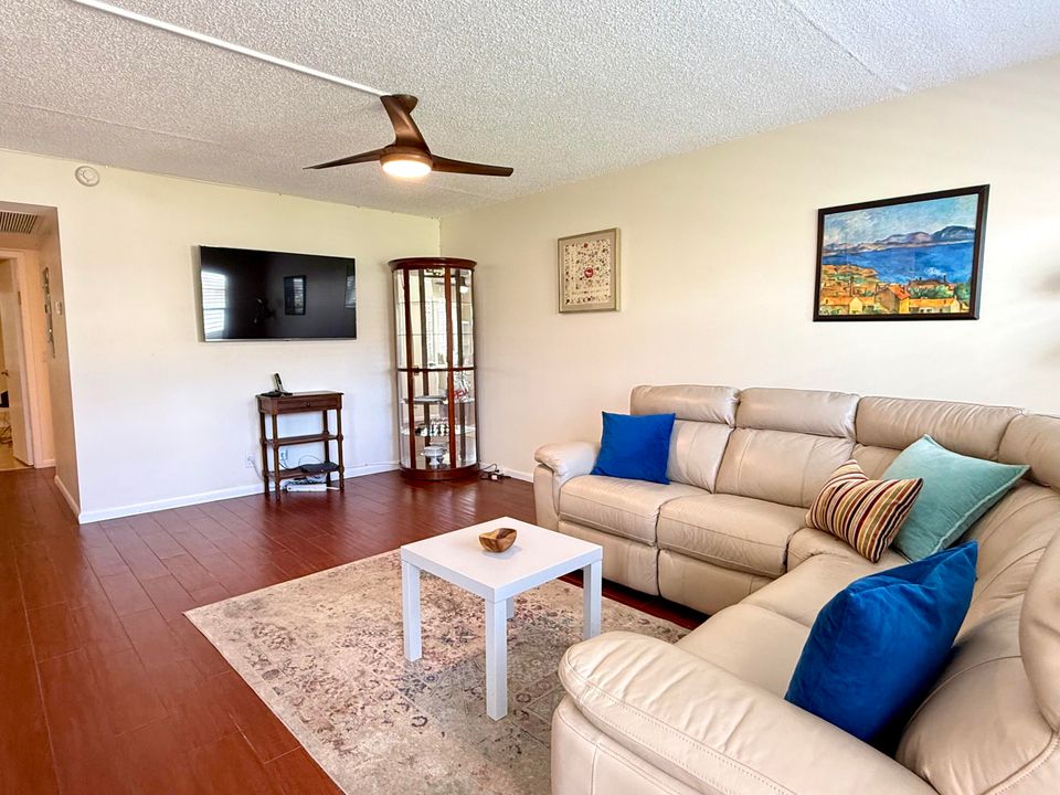 For Rent: $1,550 (2 beds, 1 baths, 840 Square Feet)