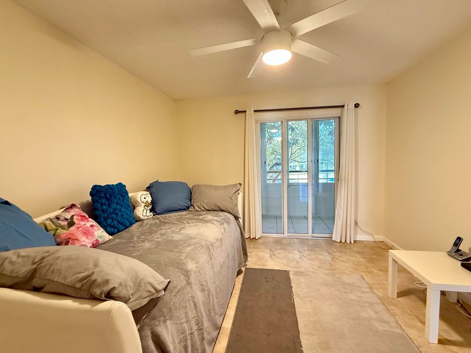 For Rent: $1,550 (2 beds, 1 baths, 840 Square Feet)