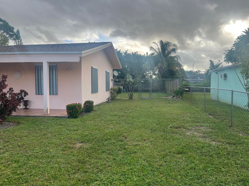 Active With Contract: $375,000 (3 beds, 1 baths, 864 Square Feet)