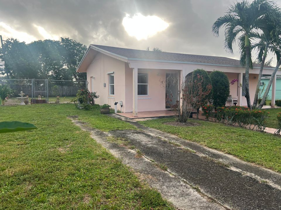 Active With Contract: $375,000 (3 beds, 1 baths, 864 Square Feet)