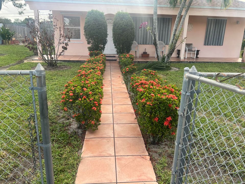 Active With Contract: $375,000 (3 beds, 1 baths, 864 Square Feet)