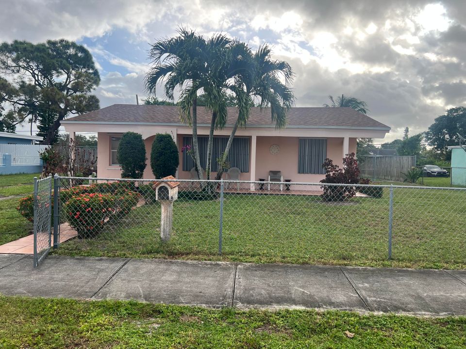 Active With Contract: $375,000 (3 beds, 1 baths, 864 Square Feet)