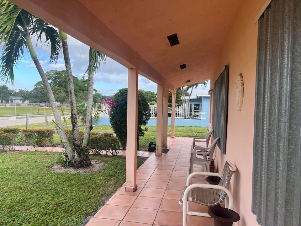 Active With Contract: $375,000 (3 beds, 1 baths, 864 Square Feet)