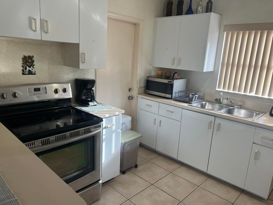 Active With Contract: $375,000 (3 beds, 1 baths, 864 Square Feet)