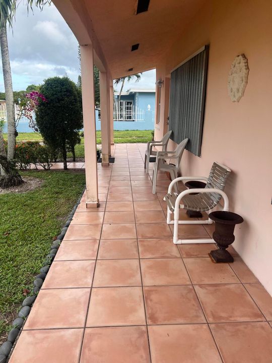 Active With Contract: $375,000 (3 beds, 1 baths, 864 Square Feet)