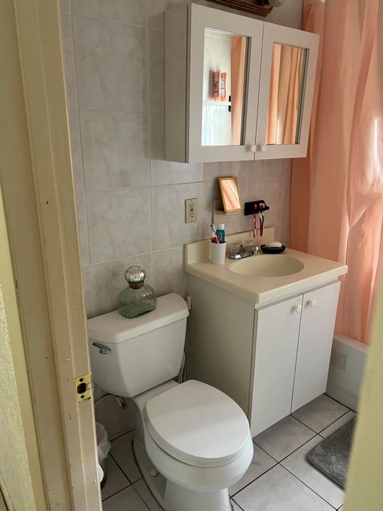 Active With Contract: $375,000 (3 beds, 1 baths, 864 Square Feet)