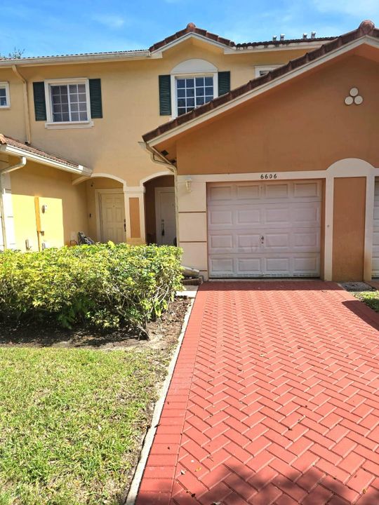 Под контрактом: $2,875 (3 спален, 2 ванн, 1404 Квадратных фут)