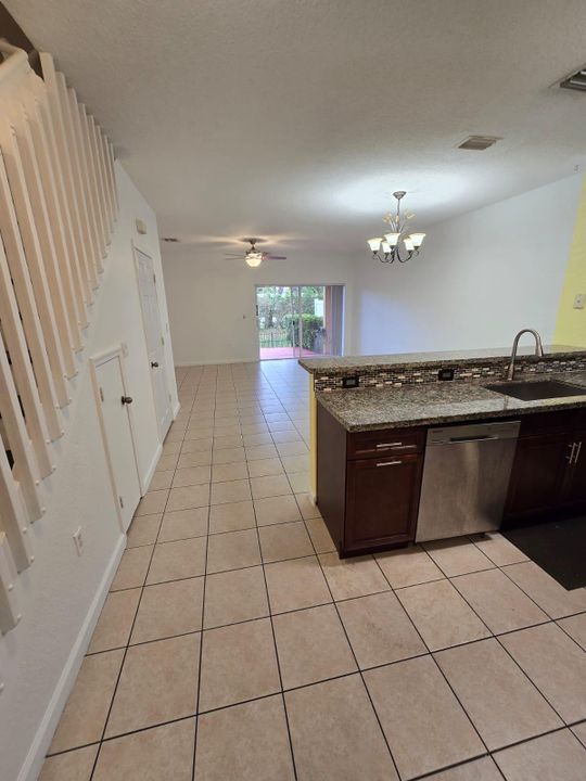 Под контрактом: $2,875 (3 спален, 2 ванн, 1404 Квадратных фут)