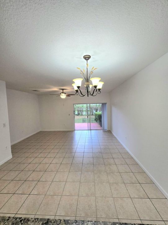 Под контрактом: $2,875 (3 спален, 2 ванн, 1404 Квадратных фут)