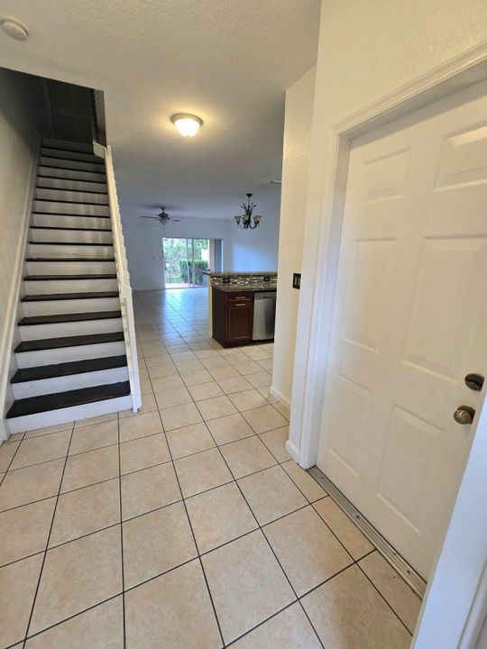 Под контрактом: $2,875 (3 спален, 2 ванн, 1404 Квадратных фут)