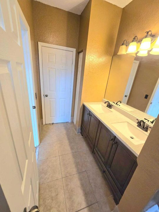 Под контрактом: $2,875 (3 спален, 2 ванн, 1404 Квадратных фут)