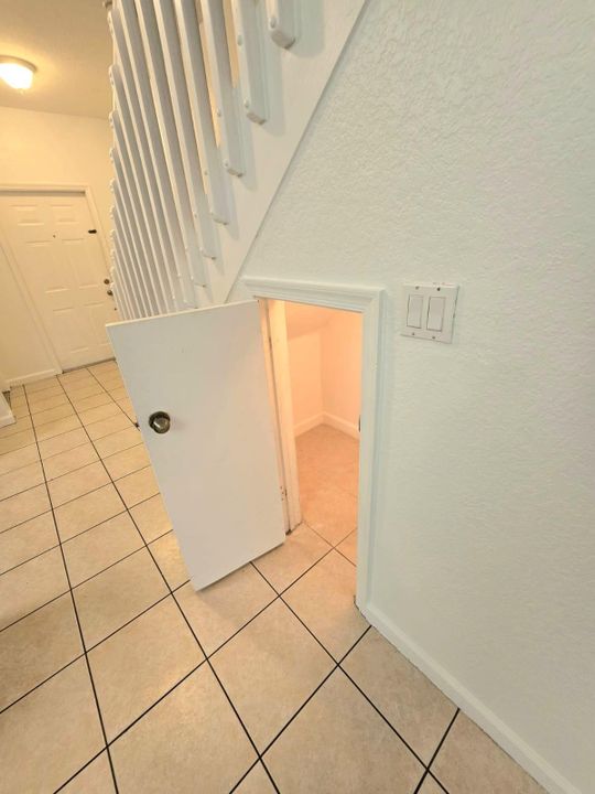 Под контрактом: $2,875 (3 спален, 2 ванн, 1404 Квадратных фут)