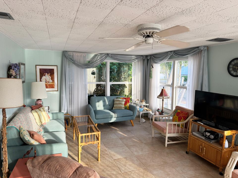 На продажу: $625,000 (2 спален, 1 ванн, 1100 Квадратных фут)